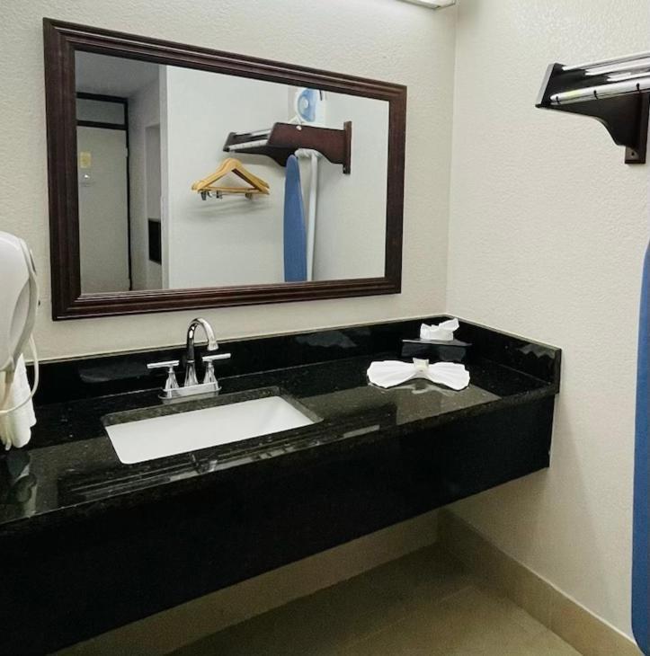 Days Inn By Wyndham Irving Grapevine Dfw Airport North Eksteriør billede